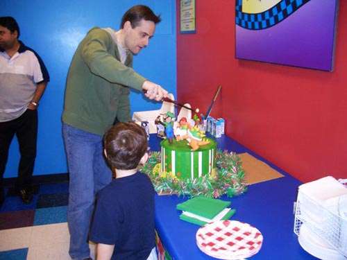 Hans cutting the cake